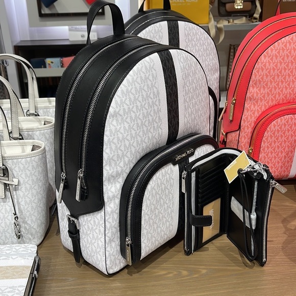 Michael Kors Jaycee Large Zip Pocket Backpack & LG DOUBLE ZIP WRISTLET - Picture 4 of 16